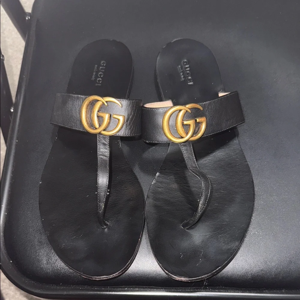 Gucci Women's Sandals in Black with Gold Logo - Picture 1 of 7